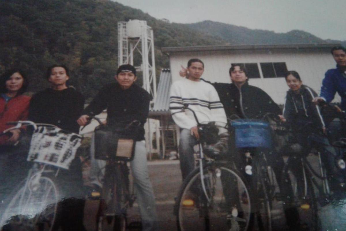 技能実習生の仲間と通勤の自転車での記念撮影