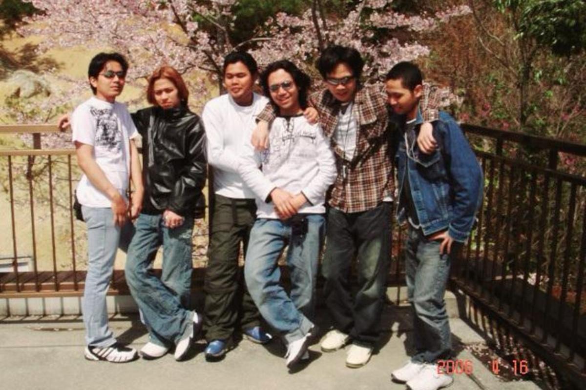 技能実習生の仲間と桜の木の下で記念撮影